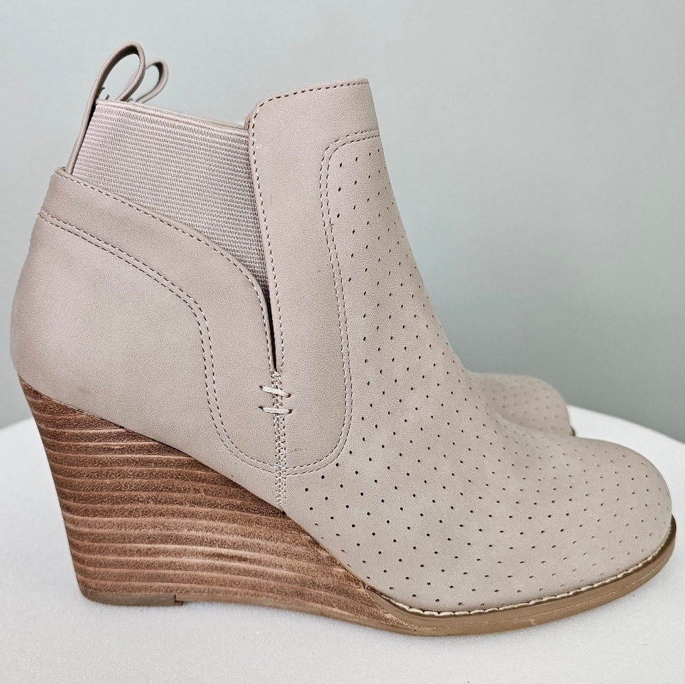 NEW Women's DV by Dolce Vita GERDY Bootie Cream Beige